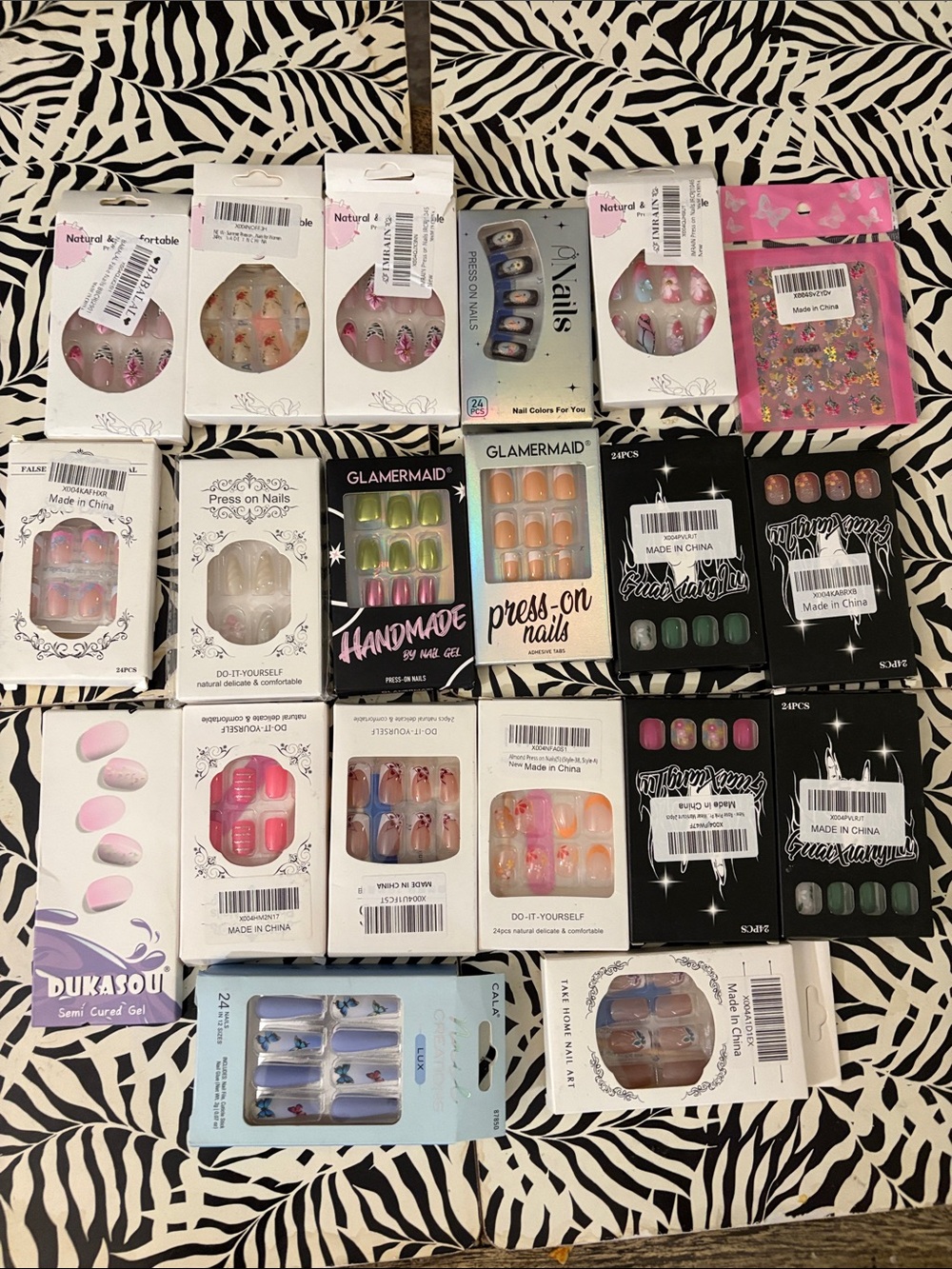 Set of 20 Source Unknown Press-On Nail Bundle - Pink, Green, Blue, White, Peach